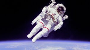 Astronauta-em-EVA Astronauta em passeio com traje extra veicular (EVA)