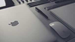 apple-macbook Macbook, Mouse, lápis e caderno