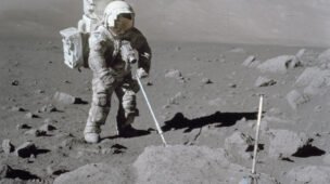 astronauta-lua Astronauta coletando solo lunar
